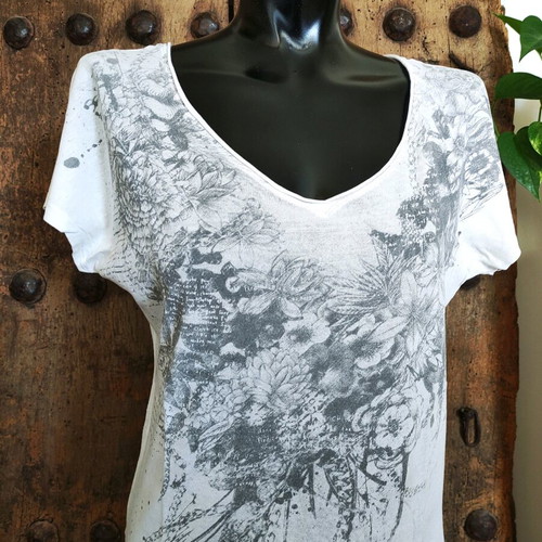 Sisley short-sleeve t-shirt like new with floral print and V-neck