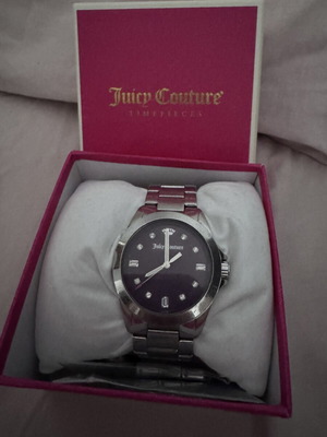 Ρολόι χειρός Juicy Couture μεταχειρισμένο, μοντέλο 1901282, μωβ και ασημί