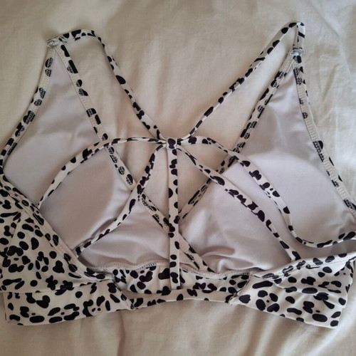 Bikini top with animal print like new, crisscross details and straps