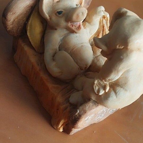 Humorous table decor like new with piglets