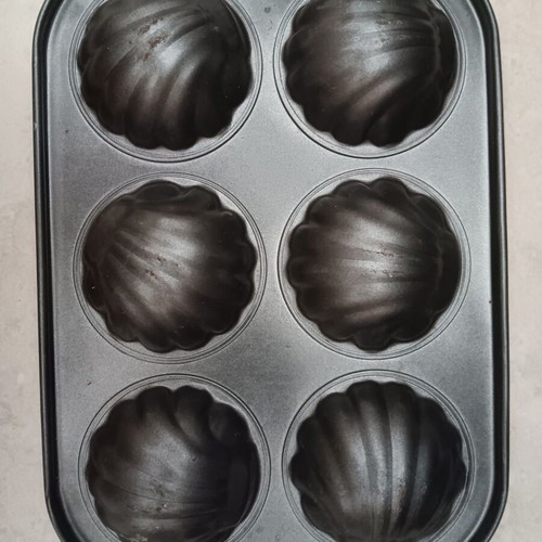 Cupcake pan used in shell shape