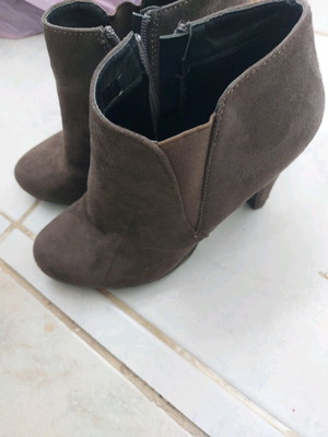 Women’s boots used, gray, comfortable