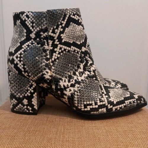 Arte Piedi ankle boots like new, size 39, black and white