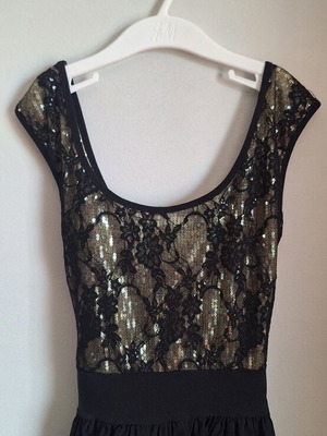 Κοντό φόρεμα με δαντέλα TNFC London size S σαν καινούργιο, μαύρο και χρυσαφί