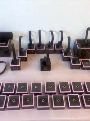 Juicy Couture σταντ προβολής και βάσεις για κοσμήματα μεταχειρισμένα, όλα μαζί