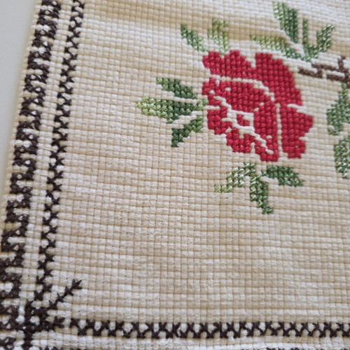 Handmade embroidered table runner with roses, like new, 76×23 cm
