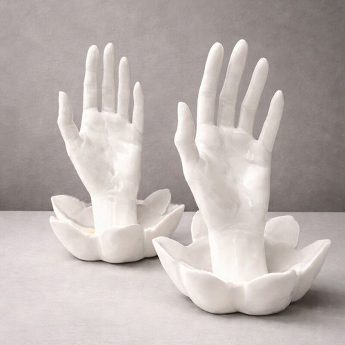 Ring holder new in hand shape, white