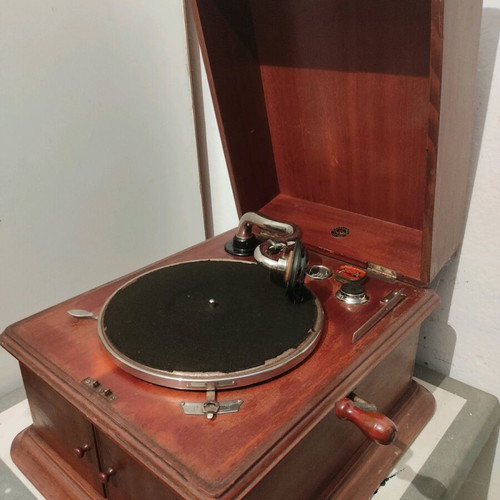Gramophone from 1910 like new in excellent condition