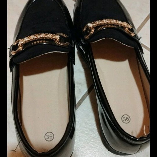 Loafers with gold chain size 36 like new, black