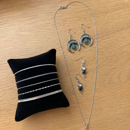 Fashion jewellery set with 2 pairs of earrings, 5 bracelets and heart necklace
