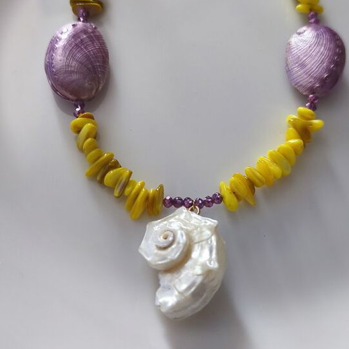 Necklace with shell chips in lilac and yellow, new