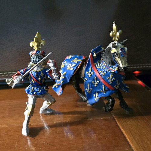 Figures horses and knights like new, decorative plastic