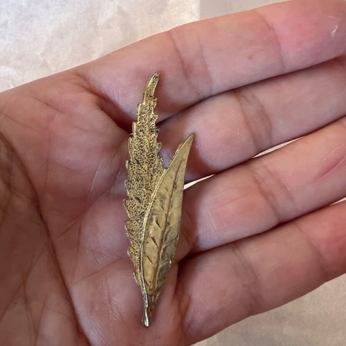 Pin with two leaves like new, gold-colored