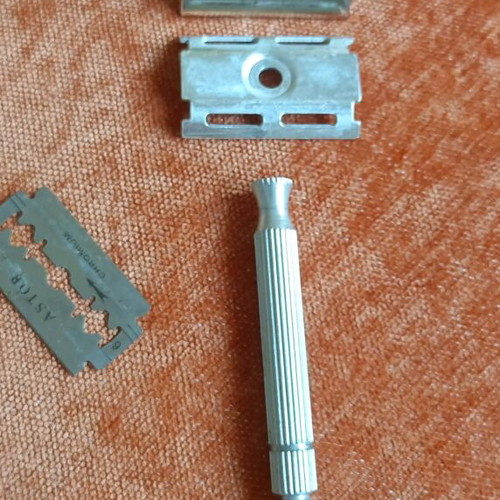 Vintage twist-to-open safety razor used