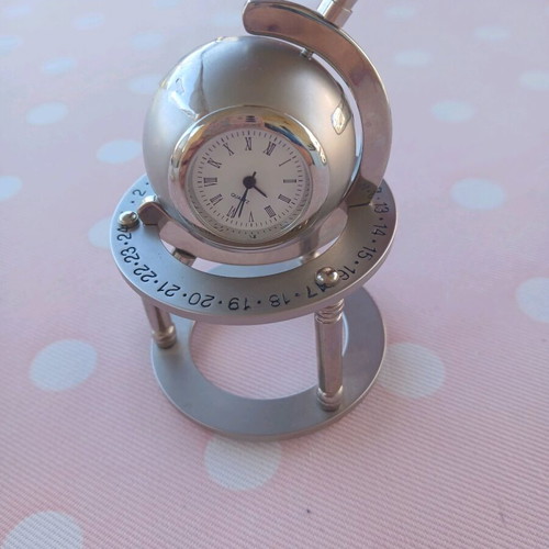 Vintage globe tabletop quartz clock like new