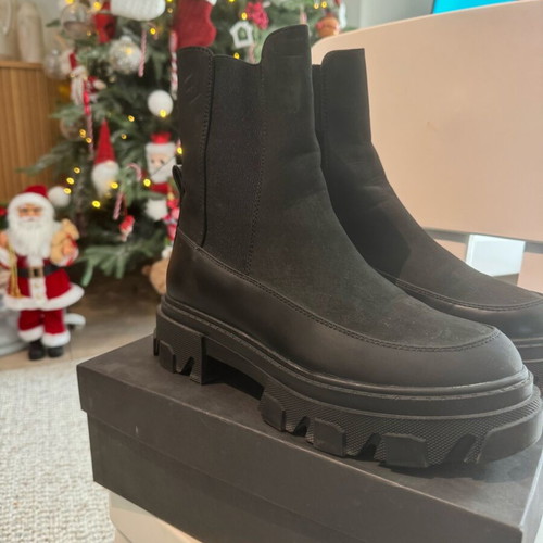 Only black boots like new, size 38