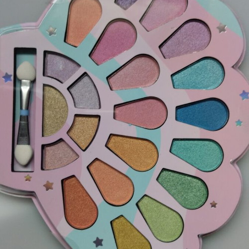 Children's eyeshadow set new in shell-shaped case with mirror