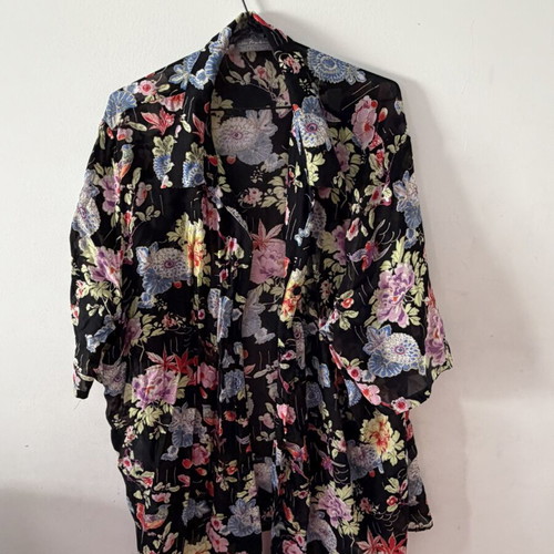 Oversized floral women sheer shirt like new, size 2 XL
