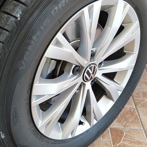 VW Tiguan 17 Inch Tires and Rims like new 215/65/17 5x112