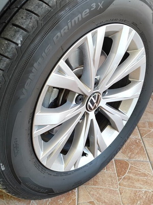 VW Tiguan 17 Inch Tires and Rims like new 215/65/17 5x112