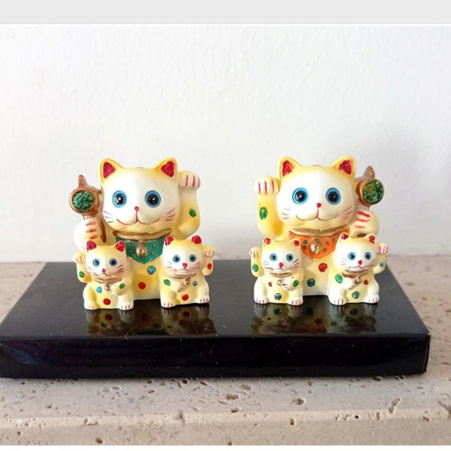 Small decorative Maneki Neko cats made of resin like new