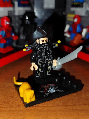 Lepin φιγούρα Blackbeard με σπαθί, βάση και χρυσό ζώο
