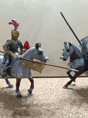 Collectible plastic knights set of 2 new
