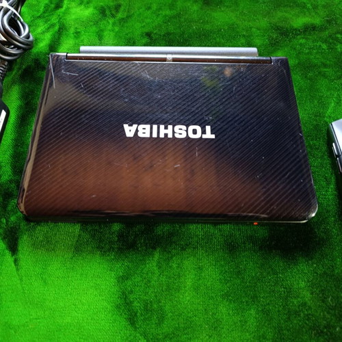 Toshiba NB200-10P compact netbook with Ubuntu Linux