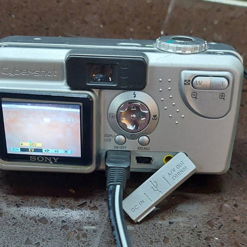 Sony Cyber-shot DSC-P9 4.0MP camera like new, complete set