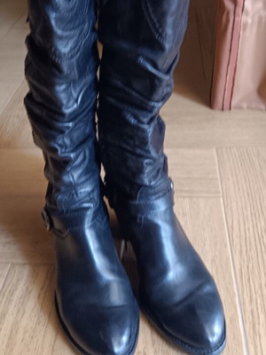 Leather boots size 40 black like new