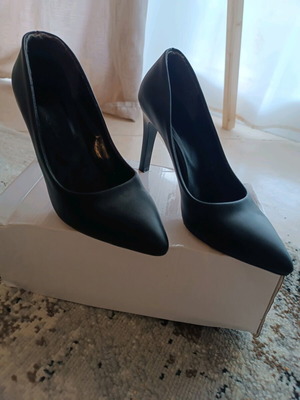 Γόβες μαύρες σαν καινούργιες, νούμερο 36, με 6 πόντους τακούνι