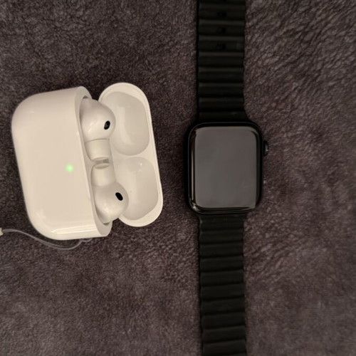 Apple Watch SE 2022 and AirPods Pro 3
