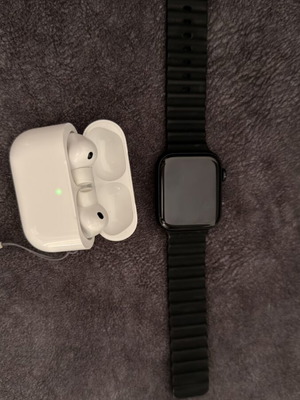 Apple Watch SE 2022 and AirPods Pro 3