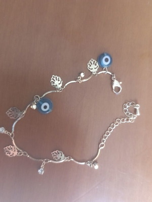 Anklet in gold color with two blue eye rhinestones
