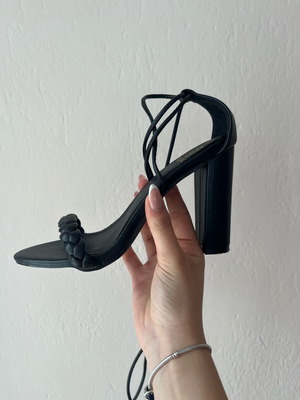 Ψηλοτάκουνα πέδιλα Zara μαύρα καινούργια, νούμερο 39 με κορδόνια