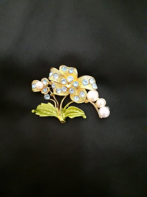 Vintage flower brooch with pearls gold color, like new
