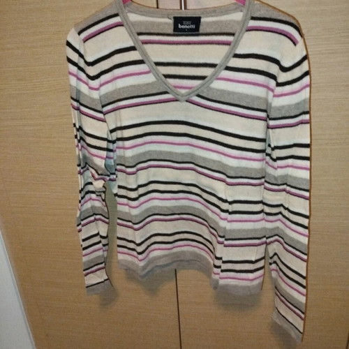 Benotti V-neck pullover like new, size large, black and beige
