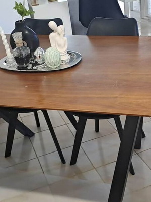 Τραπεζαρία 160x90 μεταχειρισμένη με ελάχιστες γρατζουνιές