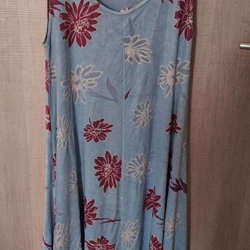 Dress with A-line silhouette and asymmetrical hem used, multicolor