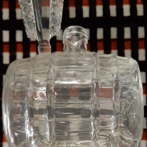 Barrel-shaped decanter used for liqueurs