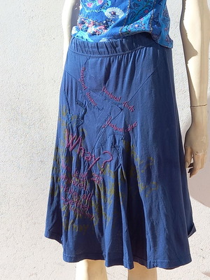 Desigual  φούστα σε μπλε χρώματα.