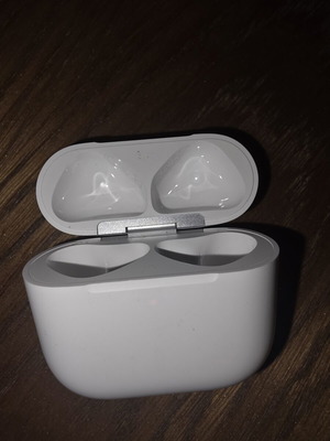Apple Airpods 4 ANC charging case like new without earbuds
