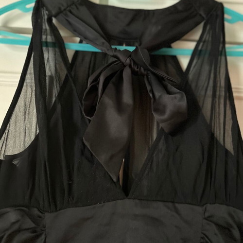 Twentyone L, women's black blouse, made of satin and muslin. The bow at the back.