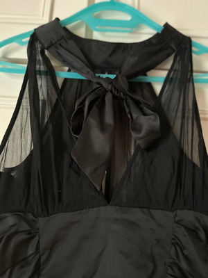 Twentyone L, women's black blouse, made of satin and muslin. The bow at the back.