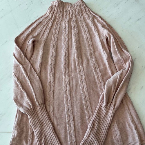 Sweater used, cable knit in rotten apple color with low turtleneck