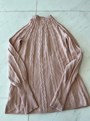 Sweater used, cable knit in rotten apple color with low turtleneck