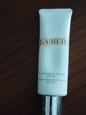 LA MER αντηλιακή κρέμα προσώπου με χρώμα