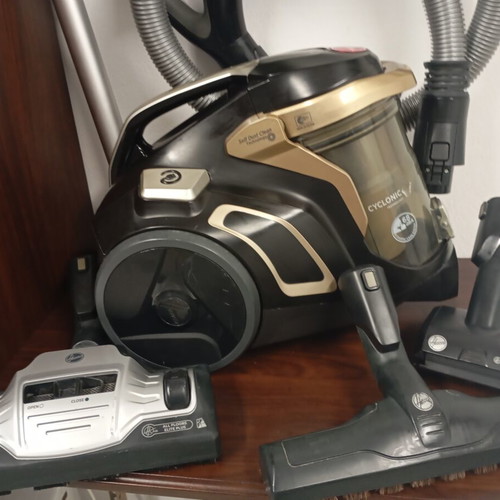 Hoover vacuum cleaner like new, bagless, good working condition