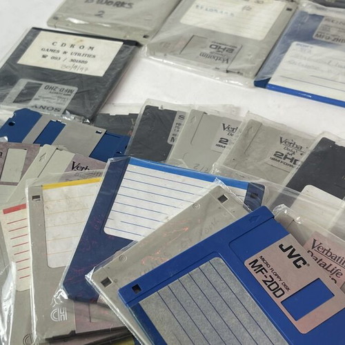 Lot of 31 Retro 3.5" Floppy Disks with Vintage Software used