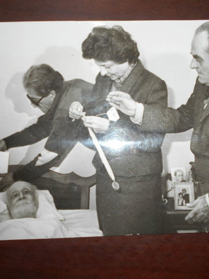 Stratis Doukas 1983 photo award at nursing home used 13.5x18cm
